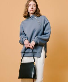 【select  2025 spring&summer】<br><br>時代を超越したデザインと現代的な機能性が見事に融合したモデルで、大きめの中型シルエットは、デイリーにも通勤にも最適。<br>シンプルさと職人技の哲学に根ざしたデザインは、すっきりとしたラインと洗練されたディテールを前面に押し出し、収納力を備えながら、ミニマルな美しさも魅力。<br>取り外し可能な機能的なウォレットを備え、紙幣、ID カード、クレジットカードを安全に収納できるように設計されています。<br>レザーワーキンググループ認定のゴールドランクのイタリア製なめし工場で慎重に選ばれた滑らかなイタリアンレザーで作られたこのバッグは、繊細で洗練された高級感のある外観。<br>レザーに特別なワックス加工を施しているため、バッグは並外れた耐久性と耐汚染性も備えています。<br>熟練した職人が細部まで巧みに仕上げ、品質へのこだわりと創作の背後にある芸術性の両方を反映した時代を超えた作品に仕上がっています。<br>底鋲の金具すらアクセサリーのように美しい。<br><br>【MAESTOSO(マエストソ)】<br>ルーマニアのブカレストで建築を学んだデザイナー・クラウディアによる、彫刻的なシルエットやエッジを加えたミニマリズムにアプローチしたタイムレスなコレクション。<br>幼少期に培われたデザインやアートへの情熱・感性は時代を超えても変わらず、卓越した職人技と選び抜かれた上質な素材を用いて長く受け継がれるものづくりを実現しています。<br><br><br>※照明の関係により、実際よりも色味が違って見える場合がございます。<br>またパソコン・スマートフォンなどの環境により、製品と画像のカラーが異なる場合もございます。<br>予めご了承ください。