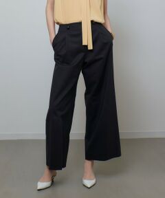 【allureville 2025 spring&summer】<br><br>綺麗な表面感でモダンな印象のある新しい綿系のマテリアルです。<br>ホワイトでも透けないところもお勧めポイント。<br>両サイドタックで上品なワイドシルエットとなっており、ウエストはスッキリと、足が長く見えるデザインです。<br>ジャケットと合わせて通勤スタイルとしても着ていただける万能アイテム。<br><br>【スタッフコメント】<br>ウエストの２つボタンがアクセントのワイドパンツ。<br>少し張りのある生地感で、綺麗なシルエットを保ってくれる生地感です。<br>伸縮性のあるシワになりにくい素材を使用しておりノンストレスな着心地な着心地です。<br>すっきりと着痩せするウエストに対し、綺麗に落ちる裾が足長に見せてくれます。<br>ブラウスやジャケットを合わせるとお仕事やきちんとしたシーンに大活躍。<br>どちらのカラーも透け感はありません。<br><br>※照明の関係により、実際よりも色味が違って見える場合がございます。<br>またパソコン・スマートフォンなどの環境により、製品と画像のカラーが異なる場合もございます。<br>予めご了承ください。