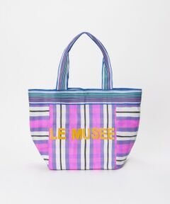 【select  2025 spring&summer】<br><br>エクスクルーシブで作って頂いた別注のトートバッグ。鮮やかなカラーリングのボディにメッセージがパッチワークされています。リサイクルナイロンで作られており、環境負荷の少ないエコな部分もポイントです。耐久性にも強く、水や油にも強い素材で、ウォーターシーンにも最適。デイリー使いにもご旅行にも、ざくざく収納できる大き目なサイズ感も良く、スタイリングのアクセントになるデザインです。（素材の特性上、サイズに若干の個体差がございます）<br><br>【DE SIENA(デ シエナ)】<br>イタリアのブランドDe Siena（デシエナ）は、女性のためのサステイナブルなアイテムを製造しています。温かみのある色合い、クリスタルの装飾、ユニークな刺繍など、絶妙なアイテムが揃います。<br><br>※照明の関係により、実際よりも色味が違って見える場合がございます。<br>またパソコン・スマートフォンなどの環境により、製品と画像のカラーが異なる場合もございます。<br>予めご了承ください。