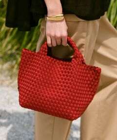 【select  2025 autumn&winter】<br><br>小ぶりながらもたっぷりとマチがあり、2WAYでも使えるなど実用的。小ぶりながらもたっぷりなマチ付き、付属のポーチも小物の整理に重宝します。新色のRedが登場。<br><br>【NAGHEDI (ナゲティ)】<br>20年近くアクセサリー業界に身を置くサラ・ナゲディが、 “シーズンを超越できるクラシックなバッグをつくりたい"という願いからスタートさせたブランド。<br>長持ちし、クリーニングやお手入れが簡単なネオプレン素材を巻いて織る独特の製法によって、軽量で汚れにくく、防水性にも優れたバッグを展開している。<br>特に手織りのバッグは現代女性にマッチするデザインと多用途性で、ブランドを代表するシグネチャーに。<br><br>※照明の関係により、実際よりも色味が違って見える場合がございます。<br>またパソコン・スマートフォンなどの環境により、製品と画像のカラーが異なる場合もございます。<br>予めご了承ください。