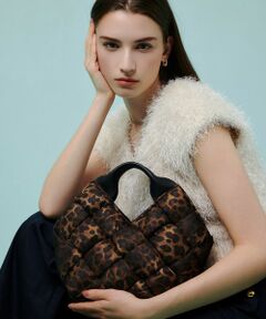 【select  2025 autumn&winter】<br><br>レオパード柄のキルティングナイロンを編み込んだデザイン。フラットになりがちなナイロンも編み込むことで立体感がでています。非常に軽量で長財布やペットボトルなど身の回りの物が収納できます。<br><br>【VIOLAd'ORO (ヴィオラドーロ) 】<br>上質な素材はもちろん、ベーシックなデザイン性にほんのりとトレンドの気分を取り入れた一品たちが揃う日本のバッグブランド。<br><br>※照明の関係により、実際よりも色味が違って見える場合がございます。<br>またパソコン・スマートフォンなどの環境により、製品と画像のカラーが異なる場合もございます。<br>予めご了承ください。