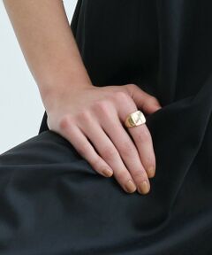 【select  2025 autumn&winter】<br><br><br>スクエアベースで程よいボリューム感で、手元にさりげなく存在感をプラスしてくれるリング。エレガントな雰囲気もありながら、ミニマムなデザインでデイリーに合わせやすい一点。シングル使いはもちろん、他のアイテムとのレイヤードスタイルで様々な合わせもお楽しみいただけます。<br><br>【PHILIPPE AUDIBERT(フィリップオーディベール)】<br>メタル、ゴム、スワロフスキーをミックスしたデザイナーPhilippe Audibertによるフェミニンで洗練された２つとないジュエリーブランド。Philippeは８年間パリのACADEMIE de BEAUX ARTSで学び、樹脂からメタルに移行し曲線で複雑な構造と彫刻スタイルを生みます。1999年にSWAROVSKIとパートナーシップを結び、今では高くクリスタルのいくつかの独占権まで持っており、Philippeのデザインに用いられています。パコラバンヌ、アニエスベー、クレジェリー、カールラガーフェルド、PSGなどとのコラボレーションでも話題を呼んでいます。全ての製品はパリ、レンヌ通りのワークショップでハンドメイドで作られています。<br><br><br>※照明の関係により、実際よりも色味が違って見える場合がございます。<br>またパソコン・スマートフォンなどの環境により、製品と画像のカラーが異なる場合もございます。<br>予めご了承ください。<br>