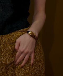 【select  2025 autumn&winter】<br><br>曲線の美しいワイドバングル。ワイド過ぎずエレガントさが残り、とても美しいシルエットです。カットソーやニット、ジャケットの上から重ねてあげるのがお勧めです。<br><br>【PHILIPPE AUDIBERT(フィリップオーディベール)】<br>PHILIPPE AUDIBERTは、彫刻家であるPhilippe Audibertが1989年に立ち上げたParis発のジュエリーブランド。<br>パリのアトリエでひとつひとつデザインしハンドメイドされており、フィリップが創り出すデザインから伝わる熱い情熱には、「芸術家」としての意欲が感じられる。<br>真鍮等のメタル素材に金や銀のメッキを施し、スワロフスキーなどの異素材と融合させたフィリップのデザインは、今や世界中から愛されるブランド。<br><br>※照明の関係により、実際よりも色味が違って見える場合がございます。<br>またパソコン・スマートフォンなどの環境により、製品と画像のカラーが異なる場合もございます。<br>予めご了承ください。