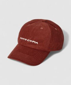 【select  2025 autumn&winter】<br><br>メキシコを旅しながら撮影した写真の中から、文房具店の手書き看板のデザインをフリーハンドでトレースし、刺繍ロゴとして落とし込んだ細畝コーデュロイキャップ。オリジナルパターンで小柄な方から男性までしっくりくるバランスの取れたボリューム感とフィット感に拘って作られています。やや浅めのシルエットで、カジュアルなムードを演出。ベルトはパッチンバックル仕様で、細かくサイズ調節可能。トップボタンの裏面には、ヴィンテージキャップに見られる金属の秒打ち仕様を採用。まるで旅先で見つけたお土産のようなラフな雰囲気と、ノスタルジックなカラーリング。ちょっと間の抜けた刺繍が遊び心を添え、スタイリングの外しアイテム。使い込むほどに風合いが増し、馴染んでいきます。お手入れは中性洗剤で手洗いし、陰干し。タンブラー乾燥不可。<br><br>※照明の関係により、実際よりも色味が違って見える場合がございます。<br>またパソコン・スマートフォンなどの環境により、製品と画像のカラーが異なる場合もございます。<br>予めご了承ください。