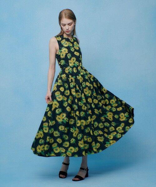 allureville / アルアバイル ロング・マキシ丈ワンピース | WEB 一部店舗限定【LOULOU WILLOUGHBY】サンフラワープリントバッククロスワンピース(ブラック系 (98))