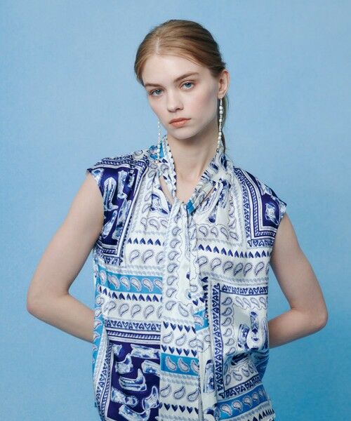 allureville / アルアバイル シャツ・ブラウス | WEB 一部店舗限定【LOULOU WILLOUGHBY】ウエスタンスカーフプリントリボンブラウス（ブルー (61)）