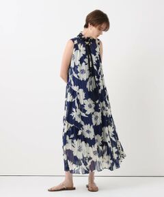 【allureville 2026 Autumn & Winter】<br><br>- オンラインショップ・ルミネ新宿 ルミネ横浜 限定商品 -<br>※7月上旬頃 発売予定<br><br>シャドウストライプの透け感のある素材にオリジナルの花柄プリントを乗せた、繊細な女性らしいドレス。<br>大人っぽい単色の花柄と、女性らしい華やかなシルエットが、ドラマティックな装いを演出してくれる1枚。<br>合わせる物で暑い季節から秋口まで楽しんで頂けるアイテムです。<br>テーラードジャケットやデニムブルゾンなど、甘辛のMIXコーデもおすすめ。<br><br>※手洗い可能です。<br><br>【スタッフコメント】<br>淡いシンプルなカラーリングながらフラワープリントが着映えするワンピース。<br>落ち感があり歩く度にふわっと揺れるシルエットがとても綺麗な一枚です。<br>ポリエステル素材でシワになりにくく、薄い素材感なのでさらっと軽い着心地です。<br>サイドに入ったギャザーが女性らしく、ウエストより少し下目に入っている為、可愛らしすぎないおしゃれポイントに。<br>薄っすらと透け感のある生地で夏も一枚で素敵ですが、秋に着ても浮かない落ち着いたカラーなので、様々なシーズン着ていただけます。<br>寒い時期はジャケットやライダース、ブーツなどで◎<br>リボンは取り外し可能で、ネックに付けたりと様々なアレンジが楽しめます。<br>幅広い身長の方におすすめです。<br><br><br>※照明の関係により、実際よりも色味が違って見える場合がございます。<br>またパソコン・スマートフォンなどの環境により、製品と画像のカラーが異なる場合もございます。<br>予めご了承ください。
