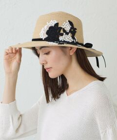 【Athena New York】Gizelle<br /><br />ブラック＆ホワイトのバイカラーレースとベルベットテープがクチュール感漂うアシーナらしいハットで艶のある大人な帽子に仕上がっています。<br /><br />【Athena New York / アシーナ ニューヨーク】<br />帽子デザイナー大田祐子氏が1996年に「Athena New York」としてブランドスタート。自分流のスタイルを持って旅行や日常生活を積極的に楽しむ、好奇心区盛な女性のためのプランド。多くの女性が自由にさまざまなシーンで楽しむことが出来る帽子やアクセサリーを毎シーズン展開している。<br /><br><br>※この商品はサンプルでの撮影を行っています。<br>実際の商品とイメージ、仕様が異なる場合がございます。