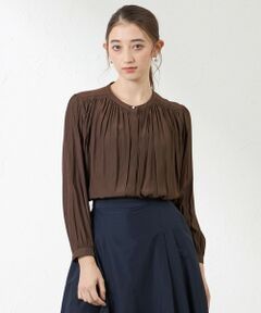 サラッと１枚で決まる割線ブラウス<br /><br />【デザイン】<br>ブラウスのボタンをパールボタンにし、袖丈が7分袖でノーブルな印象を与えてくれるブラウスです。<br>カラー展開は大人っぽい優しさのエクリュと洗練された印象のブラウンの２色展開です。<br>新色でブラウンを投入！白は秋冬っぽくエクリュを追加しています。<br>マルチファンクションのパンツ（V5R03-610）やデニム（V5R44-619）とのコーディネートもおすすめです。<br><br>【素材】<br>割繊糸によるハイカウントの糸を使用した膨らみと落ち感が特徴のデシンです。ナチュラルなシワ感のあるビンテージ加工で、デイリーにもオケージョンにも着まわせる素材です。<br><br>手洗い可能でお手入れしていただきやすいです。