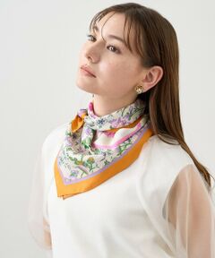 【Spring & Summer Collection 2024】<br><br>12匁シルクツイルを使用したオリジナルプリントのスカーフです。<br>彩り豊かなフラワープリントは、モチーフが映えるスクエア型でスタイリングに華を添えます。<br><br>母の日/母の日ギフト/ギフト/プレゼント/贈り物/ファッション小物/ファッション雑貨<br><br><br><br>・「商品のお気に入り登録」や「ブランドのお気に入り登録」で新商品や再入荷通知、セール通知などのお得な情報を受け取ることができます。<br>・照明の関係により、実際よりも色味が違って見える場合がございます。<br>またパソコン・スマートフォンなどの環境により、製品と画像のカラーが異なる場合もございます。予めご了承ください。<br>
