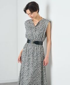 <p>【MID SUMMER COLLECTION 2024】<br><span style="font-size: 0.875rem;"><br>白黒ベースにオレンジの差し色が効いたモザイク調のプリント生地です。<br></span><span style="font-size: 0.875rem;">ブライト糸を使用したツイル素材にプリントしました。<br></span><span style="font-size: 0.875rem;">程よい光沢感と柔らかい風合いが特長です。<br></span><span style="font-size: 0.875rem;">ご自宅で手洗い可能なのでこれからの季節に重宝します。<br></span><span style="font-size: 0.875rem;"><br>シンプルでさらりと着こなせるワンピースです。<br></span><span style="font-size: 0.875rem;">夏の羽織りにも合わせやすいノーカラーでありながら、前中心に広めの比翼開きにして、途中まで釦を開けて抜け感のある着こなしも楽しめます。<br></span><span style="font-size: 0.875rem;"><br>ショルダー部分は折り返しの袖口にして切り替えており、二の腕が少し隠れるような設定にしました。ウエストはゴムの仕様で、スカート部分は裾に向かってたおやかなフレアシルエット。<br></span><span style="font-size: 0.875rem;">ポケットもあるので、実用性も兼ね備えています。<br></span><span style="font-size: 0.875rem;">ウエストはブラックの細いグログランベルトでポイントに。<br></span><span style="font-size: 0.875rem;"><br><br>【付属】キャミソールペチコート付き<br></span><span style="font-size: 0.875rem;">【裏地】キャミソールペチコート<br></span><span style="font-size: 0.875rem;">【透け感】無し<br></span><span style="font-size: 0.875rem;">【開き・留め仕様】前中心ボタン途中開き<br></span><span style="font-size: 0.875rem;">【伸縮性】無し<br></span><span style="font-size: 0.875rem;">【ケア方法】手洗い可<br></span><span style="font-size: 0.875rem;">【着用感・生地の厚さ】光沢としなやかさのある、年間着用頂ける中肉のツイル<br></span><span style="font-size: 0.875rem;"><br><br><br>【MID SUMMER COLLECTION 2024 "Summer New Standard "】<br></span><span style="font-size: 0.875rem;"><br>ブルゾンやジレ、ブラウスとのセットアップを中心に、ワークテイストを取り入れたエフォートレスな香り漂うシルエット。<br></span><span style="font-size: 0.875rem;">アーティスティックなプリントは、ニュアンスを含んだ光沢感のある素材にのせて、マチュアな着こなしを提案。<br></span><span style="font-size: 0.875rem;"><br>フォレストグリーンやイエローを効かせた、サマーダークなカラーリングで展開するミッドサマーコレクション。</span></p><p><br></p><br><br>ショートヘア　model:168cm　着用サイズ:38<br>ロングヘア　model:164cm　着用サイズ:38<br>ボブヘア　model:156cm　着用サイズ:34<br><br><br>【ANAYIサイズ表】<br>34サイズ：5号 XSサイズ相当<br>36サイズ：7号 Sサイズ相当<br>38サイズ：9号 Mサイズ相当<br><br>・「商品のお気に入り登録」や「ブランドのお気に入り登録」で新商品や再入荷通知、セール通知などのお得な情報を受け取ることができます。<br>・照明の関係により、実際よりも色味が違って見える場合がございます。<br>またパソコン・スマートフォンなどの環境により、製品と画像のカラーが異なる場合もございます。予めご了承ください。