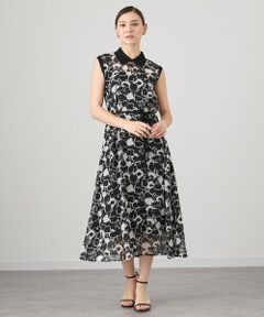 アートのようなモノトーンフラワーを、繊細なカットジャガードシフォンにプリントしました。<br>ANAYIオリジナルプリントです。<br><br>衿付きワンピースは、衿ぐりとアームホールはニットリブを使用し、ややカジュアル感を出したデイリーに着やすいデザイン。<br>裾に向かったフレアシルエットなので、お腹周りの締め付けもなく、夏でも涼しい着心地です。<br><br>付属の共リボン付きなのでウエストでマークしても、軽いシフォン素材の為すっきりとしたシルエットで着ていただけます。<br><br><br>【付属】キャミソールペチコート、共リボン<br>【裏地】なし（キャミソールペチコート）<br>【透け感】あり<br>【開き・留め仕様】後ろファスナー<br>【伸縮性】なし<br>【ケア方法】クリーニング<br>【着用感・生地の厚さ】薄地のカットジャガードシフォン<br><br><br>ロングヘア　model:164cm　着用サイズ:38<br><br><br>【ANAYIサイズ表】<br><br>34サイズ：5号 XSサイズ相当<br>36サイズ：7号 Sサイズ相当<br>38サイズ：9号 Mサイズ相当<br><br>・「商品のお気に入り登録」や「ブランドのお気に入り登録」で新商品や再入荷通知、セール通知などのお得な情報を受け取ることができます。<br>・照明の関係により、実際よりも色味が違って見える場合がございます。<br>またパソコン・スマートフォンなどの環境により、製品と画像のカラーが異なる場合もございます。予めご了承ください。