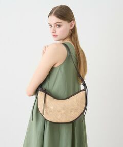 【Spring & Summer Collection 2025】<br><br>スッキリとしたシャープなシルエットで幅広く活躍するデザインのコンビバッグ。ハーフムーン型のショルダーバッグです。<br>春夏らしい軽やかで清涼感のある素地で、デイリー使いにぴったり。<br>ショルダーストラップは長さ調整可能で、クロスボディでもお使いいただけます。<br><br>・片面ファスナーポケット付き<br>・片面スリットポケット付き<br>・ファスナー開閉<br><br>雑誌掲載アイテム<br><br><br>・「商品のお気に入り登録」や「ブランドのお気に入り登録」で新商品や再入荷通知、セール通知などのお得な情報を受け取ることができます。<br>・照明の関係により、実際よりも色味が違って見える場合がございます。<br>またパソコン・スマートフォンなどの環境により、製品と画像のカラーが異なる場合もございます。予めご了承ください。