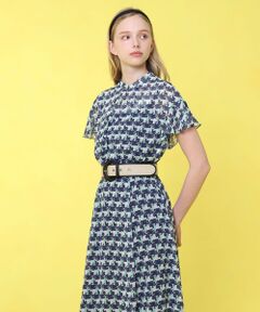 【Spring & Summer Collection 2025】<br><br>「reminiscence（追憶）」<br>過去の美しい記憶やノスタルジックな情景が、曖昧に浮かび上がるような抽象的なデザイン。懐かしさと現代的な洗練が融合したスタイルを提案。 <br><br>生地はカットジャガードシフォンを使用しています。<br><br>スッキリとしたフレアシルエットのエレガントなフリルスリーブがポイントのワンピース。<br>袖口はメロー始末で軽やかに仕上げました。ウエストはゴム仕様で着心地も抜群。<br>フロントのスリット開きのさりげない肌見せで抜け感をプラス。貝釦を留めて上品に、またはお好みで釦を開けて、ほんのり着崩しこなれ感を出したスタイリングも可能です。<br><br>ジャケットとやベルトを合わせてタウンユースにもお勧め。<br><br><br>【付属】キャミソールペチコート<br>【裏地】キャミソールペチコート<br>【透け感】あり<br>【開き・留め仕様】後ろファスナー開き<br>【伸縮性】なし<br>【ケア方法】手洗い不可<br>【着用感・生地の厚さ】薄くて軽いカットジャガードシフォン<br><br><br><br>【Sea Vacation】<br><br>ポルトフィーノの夏の景色、そこに集うリュクスな大人たちのファッションからインスパイアされた「Sea Vacation」。<br>日常に寄り添うプロダクトをテーマにしたテキスタイル＆バッグデザインを中心に活躍する、デザイナー 安東聡氏とコラボレーションした特別な夏を彩る「４つのプリント」たち。<br>「transparent（透明）」<br>「shade of night（夜の陰影）」<br>「reminiscence（追憶）」<br>「bouquet（花束）」<br><br>ネイビー着用　model:176cm　着用サイズ:38<br>ブルー着用　model:173cm　着用サイズ:38<br><br><br>【ANAYIサイズ表】<br>34サイズ：5号 XSサイズ相当<br>36サイズ：7号 Sサイズ相当<br>38サイズ：9号 Mサイズ相当<br><br>・「商品のお気に入り登録」や「ブランドのお気に入り登録」で新商品や再入荷通知、セール通知などのお得な情報を受け取ることができます。<br>・照明の関係により、実際よりも色味が違って見える場合がございます。<br>またパソコン・スマートフォンなどの環境により、製品と画像のカラーが異なる場合もございます。予めご了承ください。