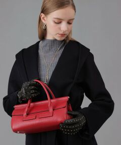 【Autumn & Winter Collection 2025】<br><br>洗練されたハンドルデザインと、横長のフォルムがモダンな印象のハンドバッグ。<br>取り外し可能なショルダーストラップ付きで、シーンに合わせてアレンジできる2WAY仕様。<br><br>雑誌掲載アイテム<br><br><br>・「商品のお気に入り登録」や「ブランドのお気に入り登録」で新商品や再入荷通知、セール通知などのお得な情報を受け取ることができます。<br>・照明の関係により、実際よりも色味が違って見える場合がございます。<br>またパソコン・スマートフォンなどの環境により、製品と画像のカラーが異なる場合もございます。予めご了承ください。