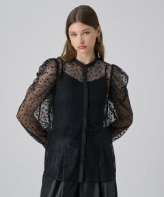 【Autumn & Winter Collection 2025】<br><br>繊細でソフトタッチなチュールに小花刺繍を施した素材です。<br>一見ドット柄のようですが、さり気なくお花の形に作られた繊細なモチーフのフラワー刺繍で大人な雰囲気のエンブロイダリー素材に。<br><br>ギャザーとタックをふんだんに施したボリュームスリーブがポイントのブラウスです。<br>襟と前立て、カフスは仕立映えのするオーガンジーの異素材使いをしブラックで引き締めてアクセントに。<br>ギャザー、タックとの陰影、シアー感をお楽しみ頂きたい1点。<br><br><br>【付属】なし<br>【裏地】なし<br>【透け感】チュール部分あり、お手持ちのインナーを合わせてご着用ください。<br>【開き・留め仕様】前釦開き<br>【伸縮性】チュール部分あり<br>【ケア方法】ドライクリーニング<br>【着用感・生地の厚さ】チュールとオーガンジー生地の使い合わせ<br><br><br>model:174cm 　着用サイズ:38<br><br><br>【ANAYIサイズ表】<br>34サイズ：5号 XSサイズ相当<br>36サイズ：7号 Sサイズ相当<br>38サイズ：9号 Mサイズ相当<br><br>・「商品のお気に入り登録」や「ブランドのお気に入り登録」で新商品や再入荷通知、セール通知などのお得な情報を受け取ることができます。<br>・照明の関係により、実際よりも色味が違って見える場合がございます。<br>またパソコン・スマートフォンなどの環境により、製品と画像のカラーが異なる場合もございます。予めご了承ください。<br>