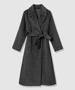 【Autumn & Winter Collection 2025】<br><br>イタリアのインポート素材です。<br>スーリー種のアルパカは直毛で長く滑らかな繊維が特長。毛流れが美しく、ドレープ性に優れている為、エレガンスな存在感を演出します。希少性も高く高価な素材で、中空繊維なので空気を多く含んでおり暖かく、それでいて蒸れにくく軽量という機能性も有しております。<br><br>艶やかで美しい毛足を持つ、最高級スーリーアルパカを使用したローブコート。<br>存在感のある大きめの襟は、顔まわりに上品な華やかさを演出し、コート全体のバランスを美しく保ち、羽織るだけでスタイルが決まります。<br>ウエストを共ベルトでマークすることで、ドレスのような佇まいに。<br><br>贅沢な分量感が、ラグジュアリーなスタイルを演出する１着です。<br><br><br>【付属】共地ベルト付き<br>【裏地】あり<br>【透け感】なし<br>【開き・留め仕様】前スナップ開き<br>【伸縮性】なし<br>【ケア方法】クリーニング<br>【着用感・生地の厚さ】毛並みが美しいシャギー素材<br><br><br>model:174cm　着用サイズ:38<br><br><br>【ANAYIサイズ表】<br>34サイズ：5号 XSサイズ相当<br>36サイズ：7号 Sサイズ相当<br>38サイズ：9号 Mサイズ相当<br><br>・「商品のお気に入り登録」や「ブランドのお気に入り登録」で新商品や再入荷通知、セール通知などのお得な情報を受け取ることができます。<br>・照明の関係により、実際よりも色味が違って見える場合がございます。<br>またパソコン・スマートフォンなどの環境により、製品と画像のカラーが異なる場合もございます。予めご了承ください。