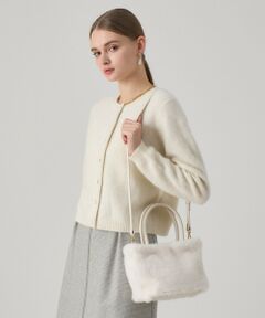 【Autumn & Winter Collection 2025】<br><br>肌触りの良い厳選された高級感のあるフェイクミンクファーを使用。<br>クラス感がありながらも収納面も安心のデザイン。<br>ベーシックなスタイルにも合わせやすく幅広いコーディネートにおすすめです。<br><br>・取り外し可能なショルダーストラップ付き<br>・片面小物いれ/片面ファスナーポケットあり<br><br>・「商品のお気に入り登録」や「ブランドのお気に入り登録」で新商品や再入荷通知、セール通知などのお得な情報を受け取ることができます。<br>・照明の関係により、実際よりも色味が違って見える場合がございます。<br>またパソコン・スマートフォンなどの環境により、製品と画像のカラーが異なる場合もございます。予めご了承ください。