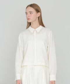 【Bianco Brillante】<br><br>トリアセテート混の程よい肉感のある、パウダリー感と膨らみ感が特長のダブルクロス素材を使用しました。<br><br>衿のフロント部分に様々なパールのフリンジを贅沢にあしらったブラウスです。<br>顔周りを華やかに見せてくれるパールは上品な印象で、スタイルにリュクス感をプラスしてくれます。<br>コンパクトな丈感に仕上げたのでボトムスにアウトでもバランス良く着用していただけます。<br><br>同素材のタックワイドパンツ（品番10261112020）とセットアップでの着用も可能。<br><br><br>【付属】なし<br>【裏地】なし<br>【透け感】白はややあり<br>【開き・留め仕様】前比翼ボタン開き<br>【伸縮性】ややあり<br>【ケア方法】クリーニング<br>【着用感・生地の厚さ】中肉のダブルクロス素材<br><br><br><br>【Holiday Collection 2025 "Bianco Brillante"】<br><br>澄みきった光に包まれてー。<br>柔らかさの中に凛とした強さを宿し、<br>繊細な素材や構築的なフォルムが、<br>その存在をより美しく映し出す。<br><br>透明感のあるトーンに、<br>穏やかな華やぎと知的なモードを重ねて。<br>静寂のなかに確かな存在感を放つ、<br>ANAYIの新しいエレガンス。<br><br><br>model:174cm　着用サイズ:38<br><br><br>【ANAYIサイズ表】<br>34サイズ：5号 XSサイズ相当<br>36サイズ：7号 Sサイズ相当<br>38サイズ：9号 Mサイズ相当<br><br>・「商品のお気に入り登録」や「ブランドのお気に入り登録」で新商品や再入荷通知、セール通知などのお得な情報を受け取ることができます。<br>・照明の関係により、実際よりも色味が違って見える場合がございます。<br>またパソコン・スマートフォンなどの環境により、製品と画像のカラーが異なる場合もございます。予めご了承ください。