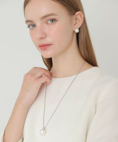 【Bianco Brillante】<br><br>樹脂とガラスを使用したカボションタイプのリンゴモチーフイヤリング。<br>葉と枝の石は配色になっており遊び心を感じられるモチーフながら収まりの良いデザインで上品な印象に仕上がります。<br><br><br><br>【Holiday Collection 2025 "Bianco Brillante"】<br><br>澄みきった光に包まれてー。<br>柔らかさの中に凛とした強さを宿し、<br>繊細な素材や構築的なフォルムが、<br>その存在をより美しく映し出す。<br><br>透明感のあるトーンに、<br>穏やかな華やぎと知的なモードを重ねて。<br>静寂のなかに確かな存在感を放つ、<br>ANAYIの新しいエレガンス。<br><br><br>・「商品のお気に入り登録」や「ブランドのお気に入り登録」で新商品や再入荷通知、セール通知などのお得な情報を受け取ることができます。<br>・照明の関係により、実際よりも色味が違って見える場合がございます。<br>またパソコン・スマートフォンなどの環境により、製品と画像のカラーが異なる場合もございます。予めご了承ください。<br>