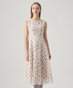 【Bianco Brillante】<br><br>トルコのインポート素材で、繊細なチュールにANAYIオリジナル柄の刺繍を施した素材です。<br>ホワイトの毛羽のある意匠糸とラメ糸を組み合わせ、滝が白く流れる様をイタリア語で滝を意味する言葉「cascata：カスカータ」を用いて生地名を表現。<br>躍動感と刺繍の華やかさがマッチした高級感漂う素材に仕上がりました。<br><br>流れるような刺繍柄を最大限活かしたノースリーブワンピースは、縦のデザイン切り替えがポイントでシルエットを美しくみせてくれます。<br>ウエストから広がる程よい分量感のフレアースカートは、エレガントで華やかな印象。<br>ヘム部分は生地の耳使いでホワイトの意匠糸の刺繍がアクセントに。<br><br>小物のベルトを付けて頂いても印象が変わりお楽しみ頂けます。<br>パーティーやお食事会など、華やかなシーンにお勧めです。<br><br><br>【付属】なし<br>【裏地】あり<br>【透け感】チュール部分あり<br>【開き・留め仕様】後ろファスナー<br>【伸縮性】ややあり<br>【ケア方法】クリーニング<br>【着用感・生地の厚さ】繊細なチュールの刺繍生地<br><br><br><br>【Holiday Collection 2025 "Bianco Brillante"】<br><br>澄みきった光に包まれてー。<br>柔らかさの中に凛とした強さを宿し、<br>繊細な素材や構築的なフォルムが、<br>その存在をより美しく映し出す。<br><br>透明感のあるトーンに、<br>穏やかな華やぎと知的なモードを重ねて。<br>静寂のなかに確かな存在感を放つ、<br>ANAYIの新しいエレガンス。<br><br><br>model:174cm　着用サイズ:38<br><br><br>【ANAYIサイズ表】<br>34サイズ：5号 XSサイズ相当<br>36サイズ：7号 Sサイズ相当<br>38サイズ：9号 Mサイズ相当<br><br>・「商品のお気に入り登録」や「ブランドのお気に入り登録」で新商品や再入荷通知、セール通知などのお得な情報を受け取ることができます。<br>・照明の関係により、実際よりも色味が違って見える場合がございます。<br>またパソコン・スマートフォンなどの環境により、製品と画像のカラーが異なる場合もございます。予めご了承ください。<br>