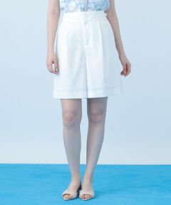 【Spring & Summer Collection 2026】<br><br>アセテートと梳毛調ポリエステルを組み合わせた糸で織り上げた、麻調の合繊素材。<br>さらりとした手ざわりと清涼感が特長で、シワになりにくく、イージーケア性にも優れています。<br>生地には艶とハリを引き出す加工を施し、上品で高級感のある表情に仕上げました。<br><br>膝上丈で軽やかに穿けるハーフパンツ。<br>ウエストをやや長めに設計し、腰まわりをすっきり見せるバランスに整えました。<br>後ろウエストはゴム仕様で快適さも両立。サイドのベルトとDカンが、さりげないアクセントと調整のしやすさをプラスします。<br><br>同シリーズのジレ（品番10262710010）とのセットアップは、夏の通勤からおでかけまで幅広く活躍。<br>また、ジレワンピース（品番10262714010）とのセットアップは膝下までカバーでき、上品で着やすいお勧めのコーディネートです。<br><br><br>【付属】なし<br>【裏地】あり<br>【透け感】ホワイトはややあり<br>【開き・留め仕様】前ファスナー開き、ウエスト後ろゴムあり<br>【伸縮性】なし<br>【ケア方法】クリーニング<br>【着用感・生地の厚さ】】薄手だがややハリ感のある、麻調合繊の生地。夏もサラリとした手触りでとても着心地が良い肌離れする素材。<br><br><br><br>【Summer glam】<br><br>光にきらめく華やぐ波と、静かな夜の海——<br>二つの海の表情から生まれたANAYIのサマーコレクション。<br>カリグラファー、ヴェロニカ・ハリム氏とのコラボプリントが、<br>夏の装いに、軽やかで美しい彩りを添えます。<br><br>ホワイト・ネイビー着用　model:172cm　着用サイズ:38<br><br><br>【ANAYIサイズ表】<br>34サイズ：5号 XSサイズ相当<br>36サイズ：7号 Sサイズ相当<br>38サイズ：9号 Mサイズ相当<br><br>・「商品のお気に入り登録」や「ブランドのお気に入り登録」で新商品や再入荷通知、セール通知などのお得な情報を受け取ることができます。<br>・照明の関係により、実際よりも色味が違って見える場合がございます。<br>またパソコン・スマートフォンなどの環境により、製品と画像のカラーが異なる場合もございます。予めご了承ください。<br>