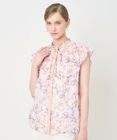 【Spring & Summer Collection 2026】<br><br>カリグラファー、Veronica Halim氏コラボレーションによるANAYIオリジナルのプリントです。<br><br>"A quiet flow of beauty"<br>幾層にも重なるサンゴや海の植物がやさしく揺れる姿から着想を得ています。淡く輝くパステルトーンが柔らかく重なり合い、穏やかなリズムを描きます。<br>流れるような構図は、静けさと軽やかさ、控えめなエレガンスを表現し、明るく心地よい調和を生み出します。<br>まるで、前向きな夏の一日の始まりを思わせるように。<br><br>薄地のローンにプリントした、やや透け感のある軽やかな素材です。<br><br>カリグラフィーが流れる様にプリントされた、取り外し可能なリボンタイがポイントのブラウス。<br>リボンタイは外すと、スタンド衿のブラウスとしても着用可能。<br>袖は甘さを抑えたラッフルデザインに仕上げました。<br><br>衿元のリボンタイと、前立てに配色カラーを効かせているので、同シリーズのスカート（品番10262711030）とセットアップでワンピース見えで着ていただくと、バランス良いスタイリングを叶えます。<br>手洗い可能が嬉しいプリントブラウスは、リボンタイのアレンジで様々なスタイリングもできる、ワードローブに1枚プラスしたいお勧めアイテムです。<br><br><br>【付属】共布スカーフタイ付き<br>【裏地】なし<br>【透け感】ややあり<br>【開き・留め仕様】前釦開き<br>【伸縮性】なし<br>【ケア方法】手洗い可<br>【着用感・生地の厚さ】やや透け感のある薄地のローン素材。軽くさらっとした手触りなので、夏に向けて着心地良く着用可能。<br><br><br><br>【Summer glam】<br><br>光にきらめく華やぐ波と、静かな夜の海——<br>二つの海の表情から生まれたANAYIのサマーコレクション。<br>カリグラファー、ヴェロニカ・ハリム氏とのコラボプリントが、<br>夏の装いに、軽やかで美しい彩りを添えます。<br><br><br>ピンク着用　model:173cm　着用サイズ:38<br>ブルー着用　model:172cm　着用サイズ:38<br><br><br>【ANAYIサイズ表】<br>34サイズ：5号 XSサイズ相当<br>36サイズ：7号 Sサイズ相当<br>38サイズ：9号 Mサイズ相当<br><br>・「商品のお気に入り登録」や「ブランドのお気に入り登録」で新商品や再入荷通知、セール通知などのお得な情報を受け取ることができます。<br>・照明の関係により、実際よりも色味が違って見える場合がございます。<br>またパソコン・スマートフォンなどの環境により、製品と画像のカラーが異なる場合もございます。予めご了承ください。<br>