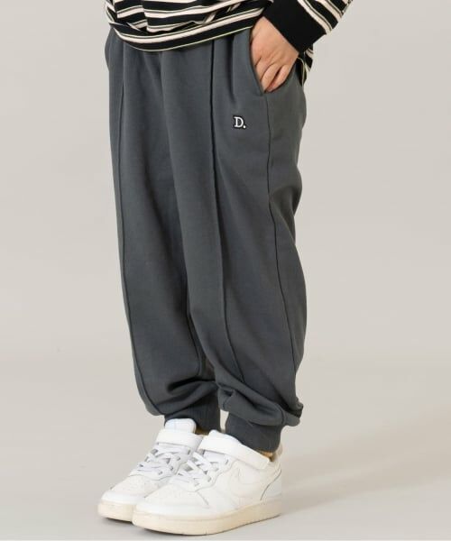and D.petitmain / アンドディー. プティマイン その他パンツ | ワンポイントジョグパンツ（チャコール）