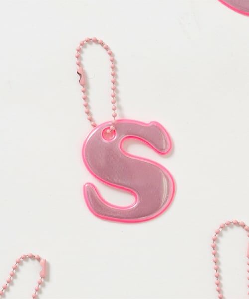 and D.petitmain / アンドディー. プティマイン チャーム | あんしんアルファベットリフレクターチャーム（ピンク）（S）