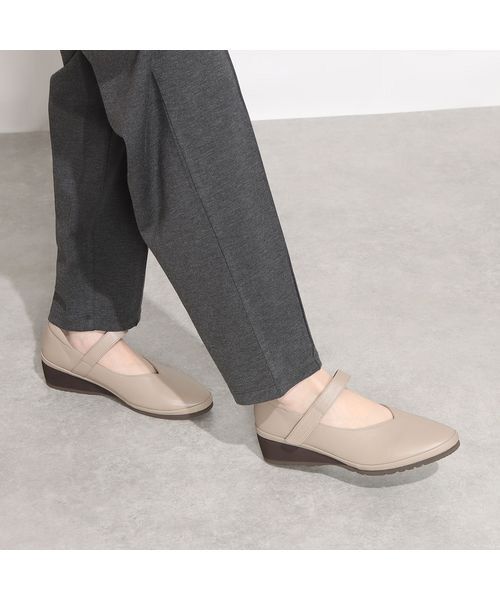 Atelier/アトリエ 【3E】Vカットストラップシューズ メタリックベージュ 230