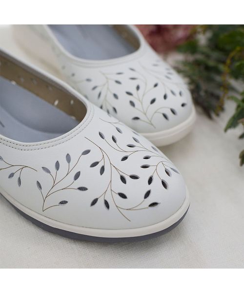 Atelier / アトリエ フラットシューズ | 【軽量】【3E】レーザーカットデザインパンプス（ホワイト）