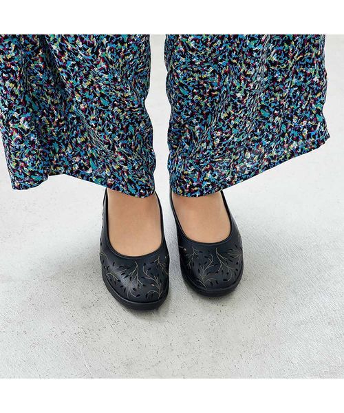 Atelier / アトリエ フラットシューズ | 【軽量】【3E】レーザーカットデザインパンプス（ブラック）