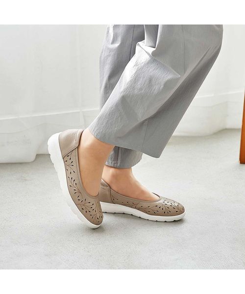 Atelier / アトリエ フラットシューズ | 【軽量】【3E】レーザーカットデザインパンプス（メタリックベージュ）