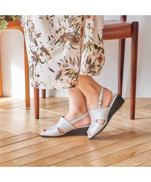 Atelier / アトリエ サンダル | 【3E】カバードウェッジソールサンダル（ライトベージュメタリック）