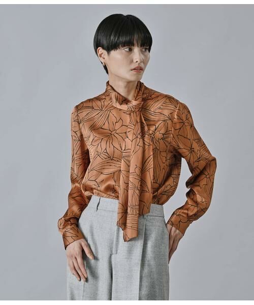 Atraer/アトラエル サテン楊柳オーキッドプリント アシンメトリースカーフ風ブラウス ブラウン 11号