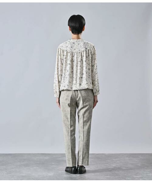 Atraer / アトラエル シャツ・ブラウス | モノトーンフラワープリント ヨーク切り替えブラウス | 詳細2