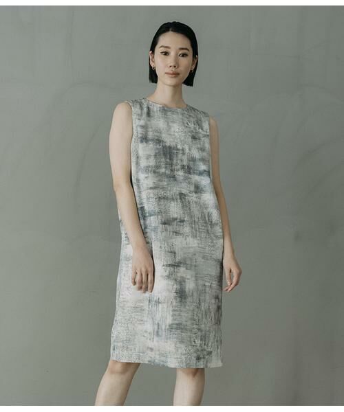 Atraer / アトラエル ミニ丈・ひざ丈ワンピース | オーシャンベールプリント ノースリーブサックドレス（グレージュ）