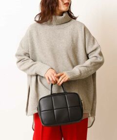 ◆シーンレスに使えるミニボストンショルダー◆<br><br>今季トレンドのボストンタイプのショルダーバッグは、<br>ベーシックなブラウンとブラックの2色展開。<br>トレンドのキルティング風デザインで<br>カジュアルにもクラシカルにも使える<br>1個あれば頼りになる、優秀バッグです。