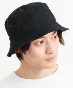 NEW HATTANを代表するツイル素材のバケットハット。<br>ウォッシュ加工を施した柔らかく風合いの良いツイル素材が特徴的です。<br>L/XL表示ですが男性が被ってバランスのよいサイズ感に仕上げているのでスタイリングにはまりやすいアイテムです。<br>こちらのアイテムは、ブランドバイヤーがセレクトした買い付け商品です。 <br>※メーカータグはL/XLサイズ表記のワンサイズ展開です。