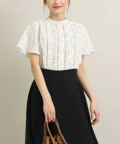 ◆一枚で着映える大人上品ブラウス◆<br> <br> 【デザイン】<br> ・ハシゴレースとピンタックがフェミニンな女性らしい綺麗めブラウス<br> ・二の腕をカバーしてくれるフレアスリーブ<br> ・裾はラウンドなのでアウトでもサマになる着こなしを叶えます<br> ・ベーシックなネイビーと春夏らしいドット柄の二色展開です<br> ・夏まで重宝する一枚で着映えるアイテムです <br> <br> 【素材】<br> ・さらっとした快適な着心地<br> ・春夏にちょうど良いライトな生地感 <br> <br> 【コーディネート】<br> 贅沢なデザインなのでブラウスを主役にしたコーディネートがお勧めです。<br> インでもアウトでも着こなせて、幅広い着こなしが叶う一着。<br> デイリー使いはもちろん、ジャケットやカーディガンのインナーとして通勤にも重宝します。 <br> <br> <br><br>--------------------<br><br> 透け感：白のみややあり<br> 裏地：なし<br> 伸縮性：ややあり<br> 光沢感：なし<br> 生地の厚さ：薄手 <br> <br> --------------------<br> <br> ≪お気に入り登録機能の使い方≫<br> <br> ■商品のお気に入り登録（ハートマークをクリック）<br> 再入荷通知や値下げ等、お得なご案内を受けることができます。<br> <br> --------------------<br> <br> ※商品画像は、光の当たり具合やパソコンなどの閲覧環境により<br> 実際の色味と異なって見える場合がございます。<br> 商品の色味の目安は商品単体の画像をご参照ください。<br> <br> ※34(XSサイズ)・42(XLサイズ)はWEB・一部限定店舗での販売です。
