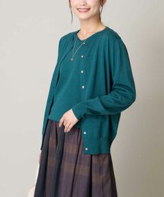 ◆秋カラーで鮮度UP！定番クルーネックカーディガン◆<br> <br> 【デザイン】<br> ・a.v.v定番のクルーネックカーディガン<br> ・メタル釦で上品高見えする一枚<br> ・ベーシックなデザインで汎用性の高さが魅力<br> ・コンパクトに持ち運びもしやすく、旅行やお出掛けにもマスト！<br> ・同素材ニットとアンサンブル着用可<br> ・合わせやすいベーシックカラーに加え秋カラーを追加しました<br> ※ホワイトはWEB限定カラー<br> <br> 【素材】<br> ・まだまだ暑い時期からも着用できる素材感<br> ・さらっとしたやわらかい肌触り<br> ・UV CUT機能付き<br> ・ご自宅の洗濯機で洗えます<br> <br> 【コーディネート】<br> 同素材ニットとのアンサンブルスタイルがおすすめ。<br> 羽織としてはもちろんプルオーバーとして着用もでき<br> 様々な着こなしを楽しめます。<br> 普段から通勤まで幅広いシーンで活躍します。<br> <br> 【同素材シリーズ】<br> ◆Vネックパフスリーブニット：K2FIV59034<br> ◆ボートネックパフスリーブニット：K2FIV69034<br> ◆クルーネックカーディガン：K2CIV10044<br> <br><br>--------------------<br><br> 透け感：なし<br> 裏地：なし<br> 伸縮性：あり<br> 光沢感：なし<br> 生地の厚さ：ふつう <br> <br> --------------------<br> <br> ≪お気に入り登録機能の使い方≫<br> <br> ■商品のお気に入り登録（ハートマークをクリック）<br> 再入荷通知や値下げ等、お得なご案内を受けることができます。<br> <br> --------------------<br> <br> ※商品画像は、光の当たり具合やパソコンなどの閲覧環境により<br> 実際の色味と異なって見える場合がございます。<br> 商品の色味の目安は商品単体の画像をご参照ください。<br> <br> ※34(XSサイズ)・42(XLサイズ)はWEB・一部限定店舗での販売です。