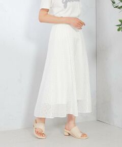 ◆透け感が上品なシアーチェックスカート◆<br> <br> 【デザイン】<br> ・軽やかなフレアラインに、シアーチェックがトレンド感抜群<br> ・裾に向かってたっぷり分量を入れたフレアシルエットが着映えつつ女性らしさを引き立てます<br> ・裾のみシアーなのでフェミニンすぎず大人が着やすい一枚に<br> ・同色裏地付きなのでチェックが主張しすぎることなくどんなトップスとも着合わせしやすい<br> ・ウエストは後ろゴムで楽な穿き心地<br> <br> 【素材】<br> ・微光沢のオーガンジー素材<br> ・きれいめコーデに使いやすい繊細なチェック柄<br> <br> 【コーディネート】<br> ネイビー/ホワイトともにワントーンで合わせたスタイルが今年らしくおすすめ。<br> ロゴTシャツやスウェットを合わせたカジュアルな着こなしから<br> リブニットやブラウスと合わせたフェミニンスタイルまで<br> テイストを選ばず着回しできます。 <br><br>--------------------<br><br> 透け感：ホワイトのみややあり<br> 裏地：あり<br> 伸縮性：なし<br> 光沢感：なし<br> 生地の厚さ：やや薄手 <br> <br> --------------------<br> <br> ≪お気に入り登録機能の使い方≫<br> <br> ■商品のお気に入り登録（ハートマークをクリック）<br> 再入荷通知や値下げ等、お得なご案内を受けることができます。<br> <br> --------------------<br> <br> ※商品画像は、光の当たり具合やパソコンなどの閲覧環境により<br> 実際の色味と異なって見える場合がございます。<br> 商品の色味の目安は商品単体の画像をご参照ください。<br>