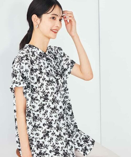 a.v.v / アー・ヴェ・ヴェ シャツ・ブラウス | 花柄ギャザーブラウス | 詳細1