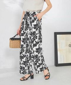 ◆一枚で夏らしいスタイリングに！リラクシーなはき心地のイージーパンツ◆<br> <br> 【デザイン】<br> ・大柄のぼかしフラワープリントが夏らしいワイドパンツ<br> ・大きな花柄でスタイリングの主役になる一枚<br> ・ウエストはゴムで楽な穿き心地<br> ・広がりすぎないワイドシルエット <br><br> 【素材】<br> ・さらっとしたポリエステル素材<br> ・裏地付きで安心 <br><br> 【コーディネート】<br> コーデの主役になる花柄パンツはシンプルなトップス合わせでこなれ感が出ます。<br> 夏のおでかけや旅行にもおすすめです。 <br><br>--------------------<br><br> 透け感：なし<br> 裏地：あり<br> 伸縮性：なし<br> 光沢感：なし<br> 生地の厚さ：ふつう <br> <br> --------------------<br> <br> ≪お気に入り登録機能の使い方≫<br> <br> ■商品のお気に入り登録（ハートマークをクリック）<br> 再入荷通知や値下げ等、お得なご案内を受けることができます。<br> <br> --------------------<br> <br> ※商品画像は、光の当たり具合やパソコンなどの閲覧環境により<br> 実際の色味と異なって見える場合がございます。<br> 商品の色味の目安は商品単体の画像をご参照ください。<br>