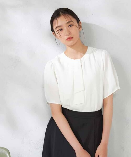 a.v.v / アー・ヴェ・ヴェ シャツ・ブラウス | 【ストレッチ/洗える】チャーム付きボウタイブラウス(ホワイト)