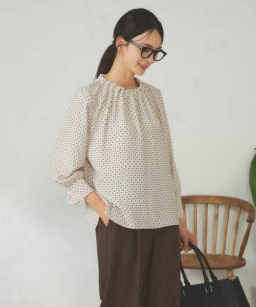 a.v.v / アー・ヴェ・ヴェ シャツ・ブラウス | 【マシンウォッシャブル】タックネックブラウス(ベージュ)