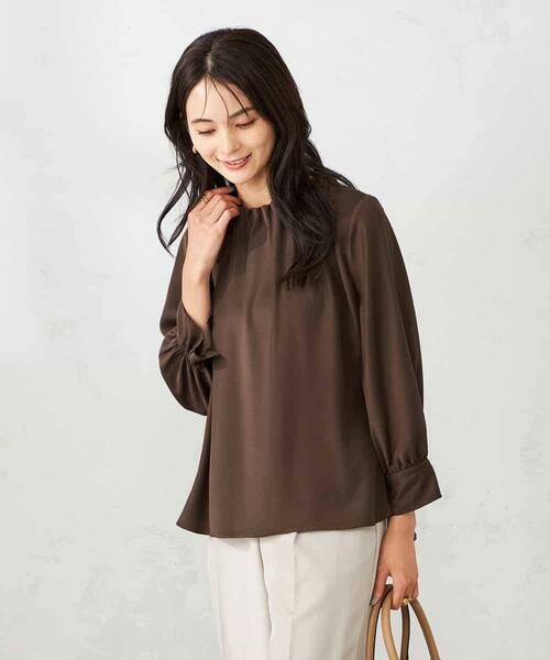 a.v.v / アー・ヴェ・ヴェ シャツ・ブラウス | 【マシンウォッシャブル】タックネックブラウス(ブラウン)