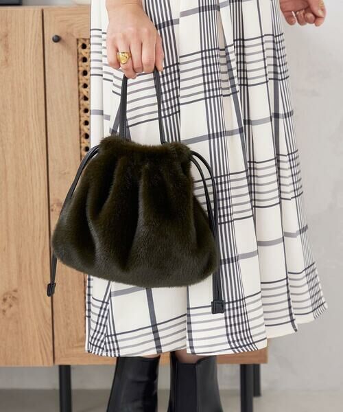 a.v.v / アー・ヴェ・ヴェ ショルダーバッグ | ファー巾着ショルダーバッグ | 詳細1