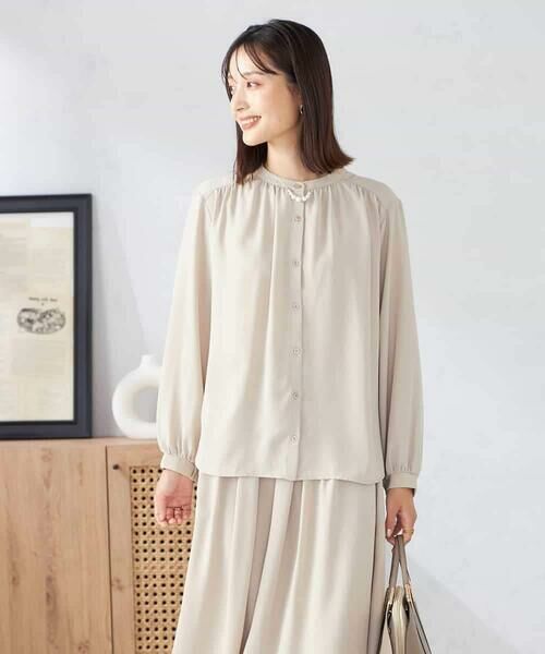a.v.v / アー・ヴェ・ヴェ シャツ・ブラウス | 【洗える/セットアップ可】バンドカラーブラウス(ベージュ)