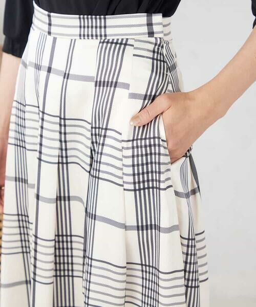 a.v.v / アー・ヴェ・ヴェ ロング・マキシ丈スカート | 【マシンウォッシャブル】タックフレアサテンスカート | 詳細17